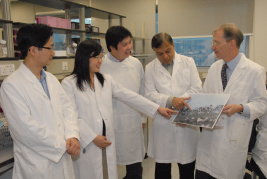 香港大學李嘉誠醫學院研究團隊首度發現新型冠狀病毒引致肺病及擴散至其他器官的原理,並發現干擾素能抑制病毒在肺部複製,對未來治療帶來重要啟示。圖為研究團隊: (左起)公共衛生學院副教授潘烈文博士、名譽助理教授陳韻怡博士,助理教授陳志偉博士,病毒學講座教授裴偉士教授及病理學系臨床教授黎國思教授。